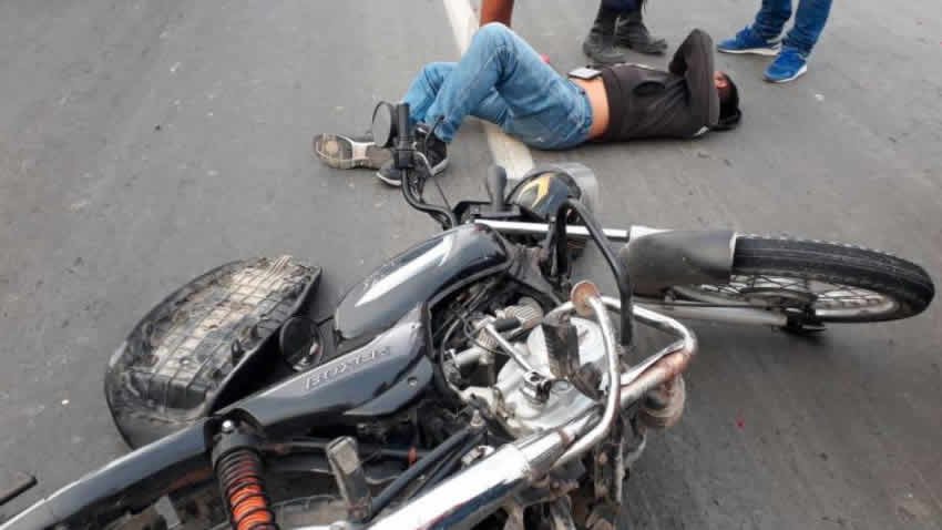 Auto atropella a joven en moto lineal l Difusion