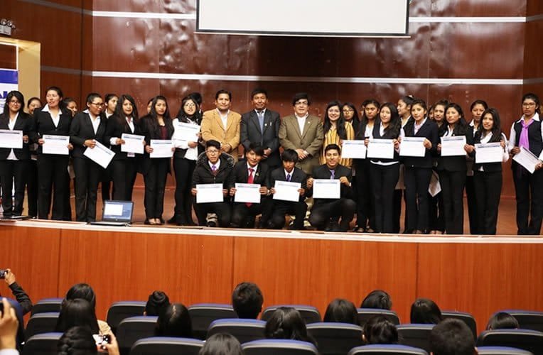 estudiantes de la UNAJ fueron becados por PRONABEC
