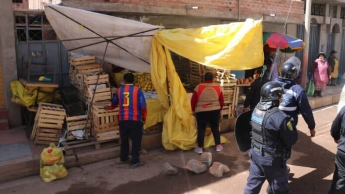 Operativos para reordenar a comerciantes del contorno al mercado Las Mercedes 3 l JQC Operativos para reordenar a comerciantes del contorno al mercado Las Mercedes 3 l JQC