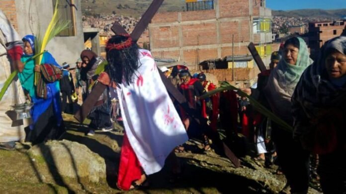 V a crucis por semana santa 02 l Difusi n