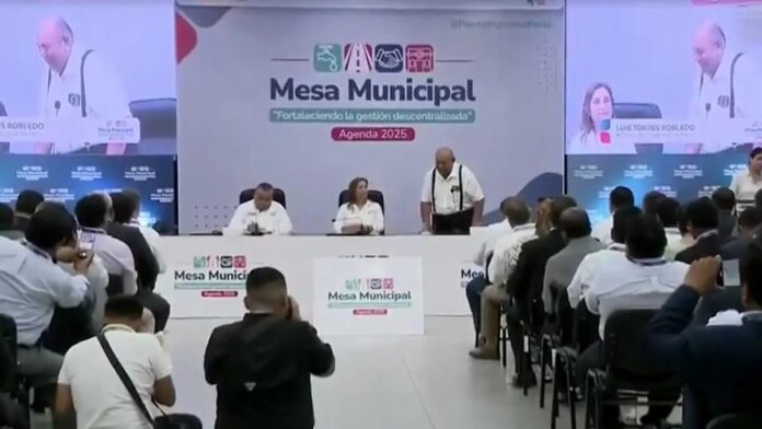 Presidenta Boluarte es abucheada por alcaldes distritales por negativa a entregar maquinaria