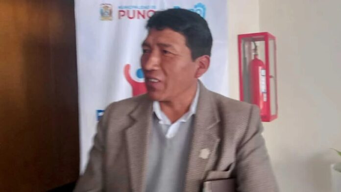 Regidor de Puno exige explicaciones por máquina de cobro abandonada en mercados