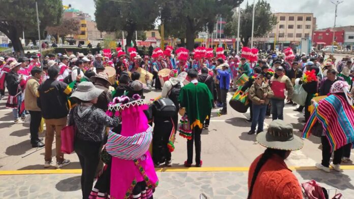 Conjuntos de sicuris protestan en Juliaca por discriminación en carnavales 2025