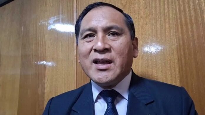 Flavio Cruz justifica abstención, para censurar a exministro Santivañez: «No reconocemos a Boluarte»