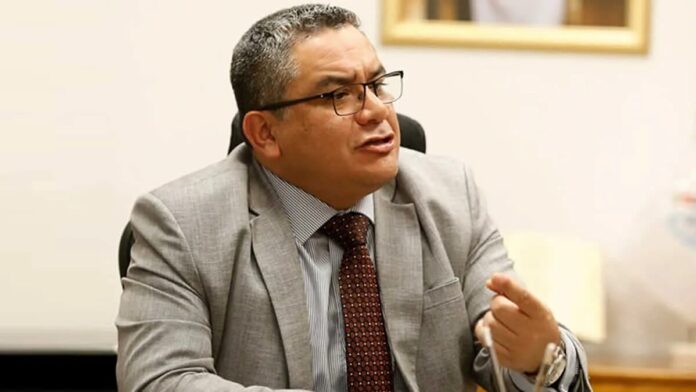 Santiváñez niega acusaciones de corrupción tras filtración de reportaje confidencial