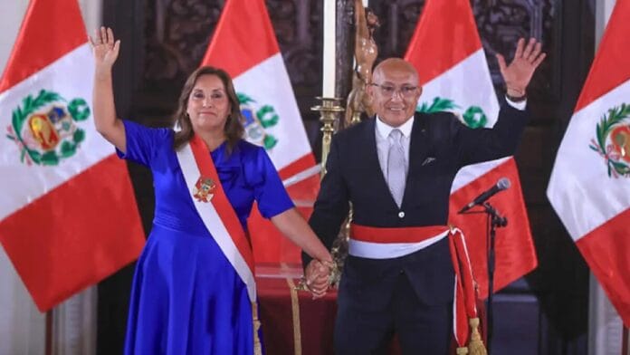 Dina Boluarte nombra a Julio Díaz Zulueta como nuevo ministro del Interior tras censura de Santiváñez