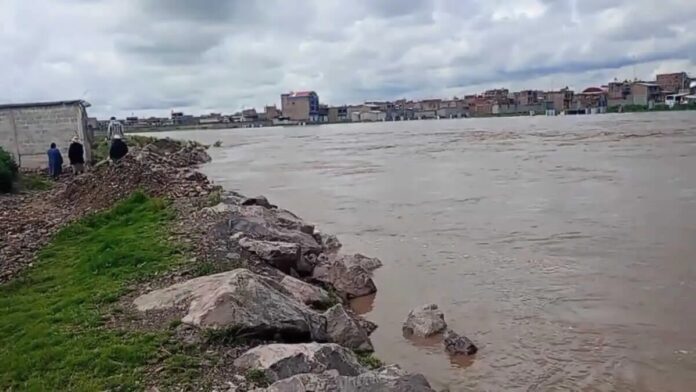 San Román: Río a punto de desbordarse en San Miguel pone en riesgo a vecinos del Puente Independencia