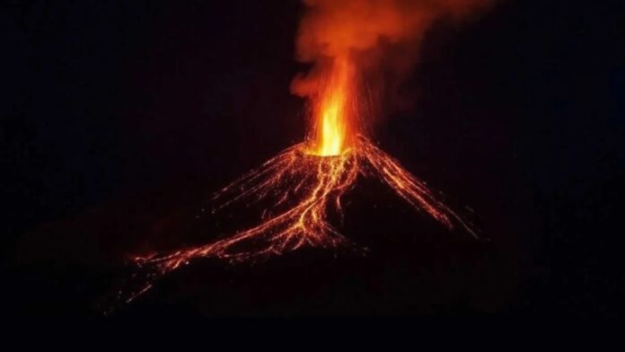 Volcán de Fuego en Guatemala entra en erupción y obliga a evacuar cientos de familias