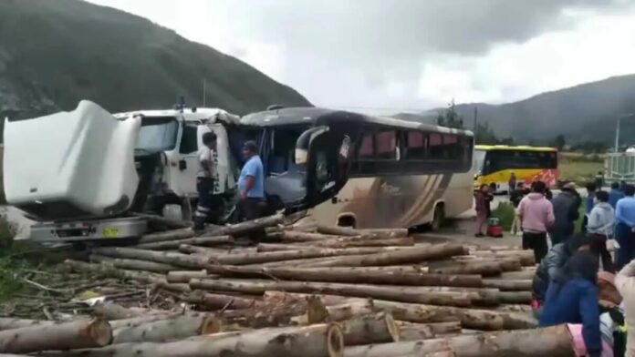 Cusco: choque de camión y bus deja como saldo varios heridos