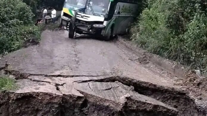 Sandia en crisis: Carreteras colapsadas y derrumbes ponen en riesgo a transportistas y pobladores