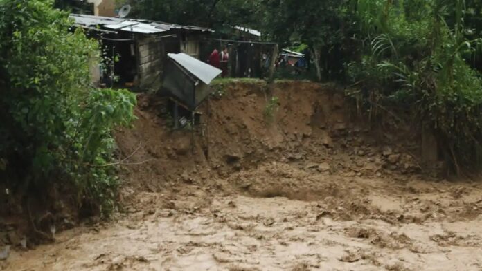 Alerta máxima en Puno y diez departamentos por riesgo de huaicos y deslizamientos
