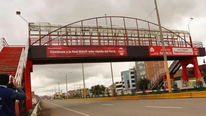 Municipalidad de San Román cierra puentes peatonales por riesgo en Parada Folclórica