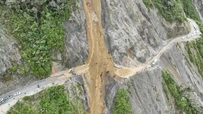 Sandia intensas lluvias activan quebradas y provocan derrumbes en carreteras de selva puneña