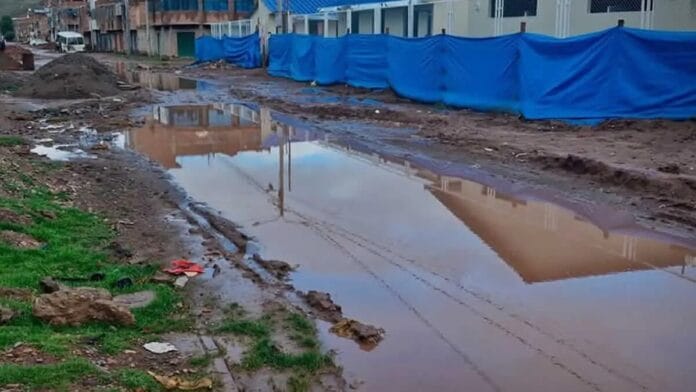 Juliaca: Estudiantes sufren por calles llenas de barro a colegio