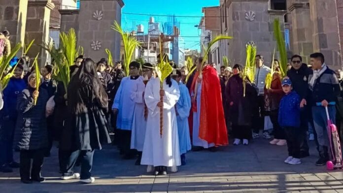 Cientos de puneños inician Semana Santa con fervor en Domingo de Ramos