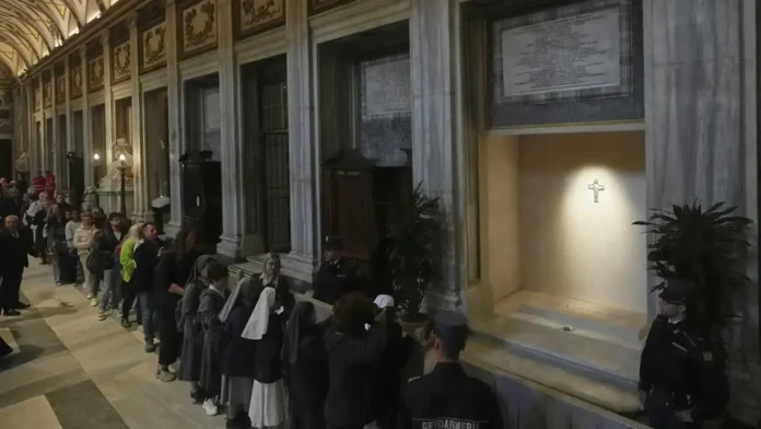 Fieles católicos rinden homenaje a la tumba del Papa Francisco en Roma