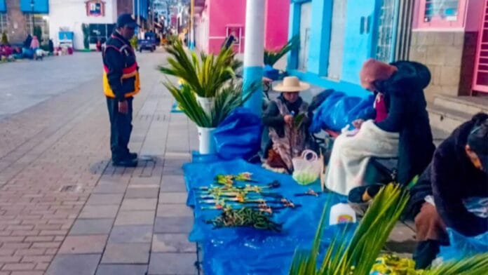 Vendedoras de palmas no están de acuerdo con cobro municipal por uso de espacio