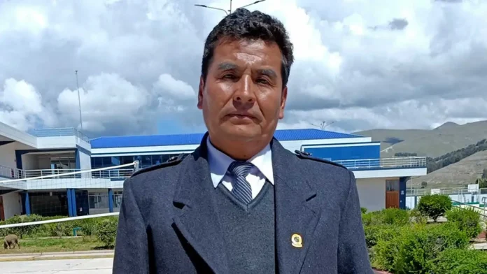 Polémica por desfile de aniversario en Capachica, terno en vez de trajes típicos