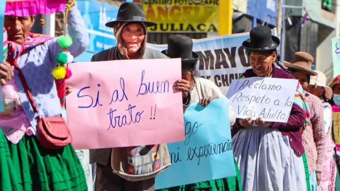 Adultos mayores marchan en juliaca df