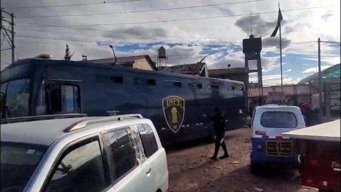 juliaca: trasladan a 194 internos al penal de puno para reducir el hacinamiento carcelario