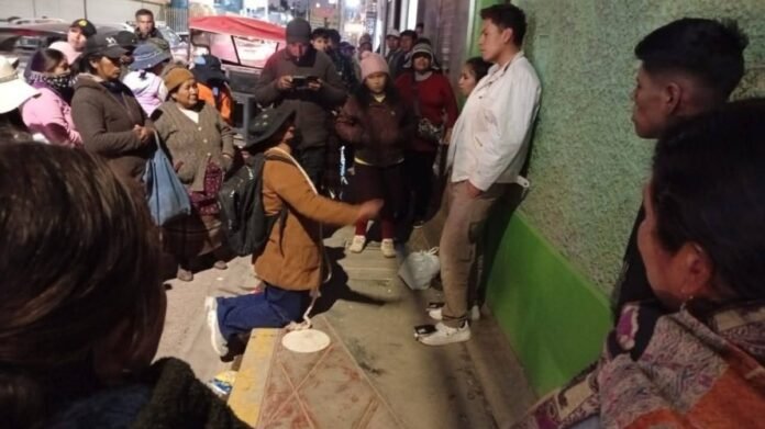 Juliaca: Madre de joven desaparecido implora justicia de rodillas tras liberación de sospechosos