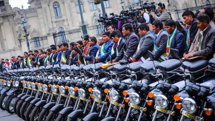 Rafael López entrega de motos