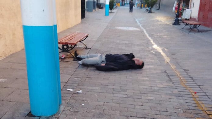 Puno: Policía rescata a joven inconsciente en la calle.