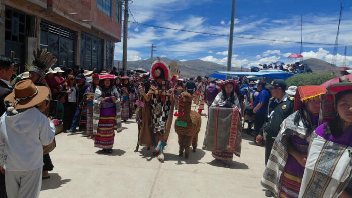 Puno:  Manco Cápac y Mama Ocllo salen del Lago Sagrado