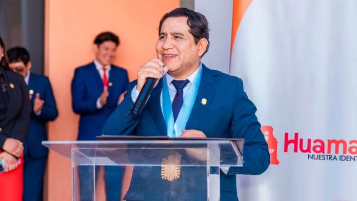 JEE sanciona al alcalde de Huamanga por uso indebido de publicidad estatal en pleno proceso electoral