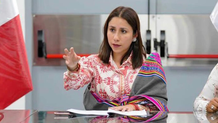 Ministra Shica llega a Azángaro sin anuncios concretos