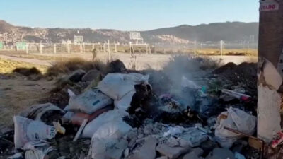 Siguen desechando basura en intersección de avenidas Costanera con Primavera de Puno